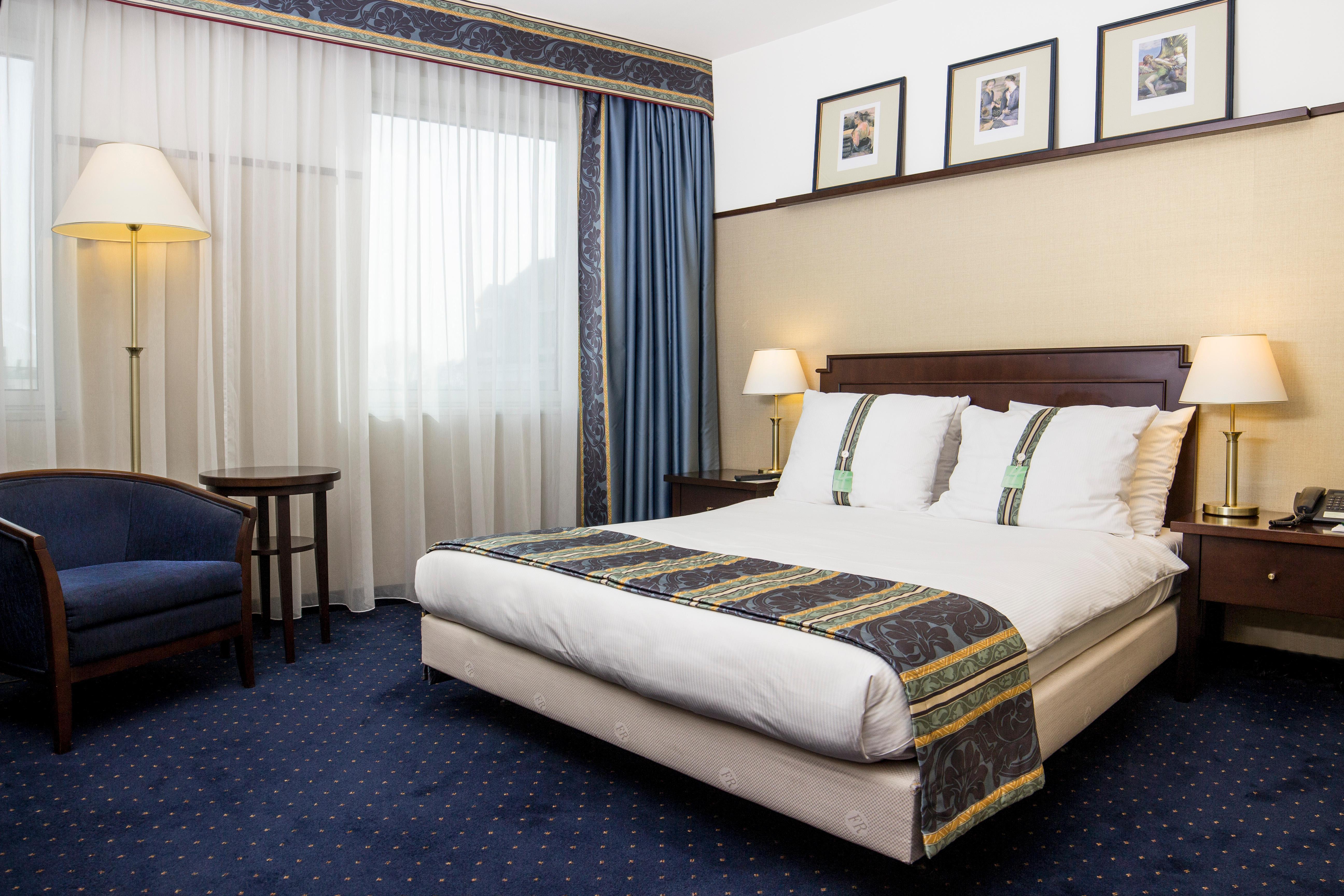홀리데이 인 크라쿠프 시티 센터 외부 사진 A typical hotel room