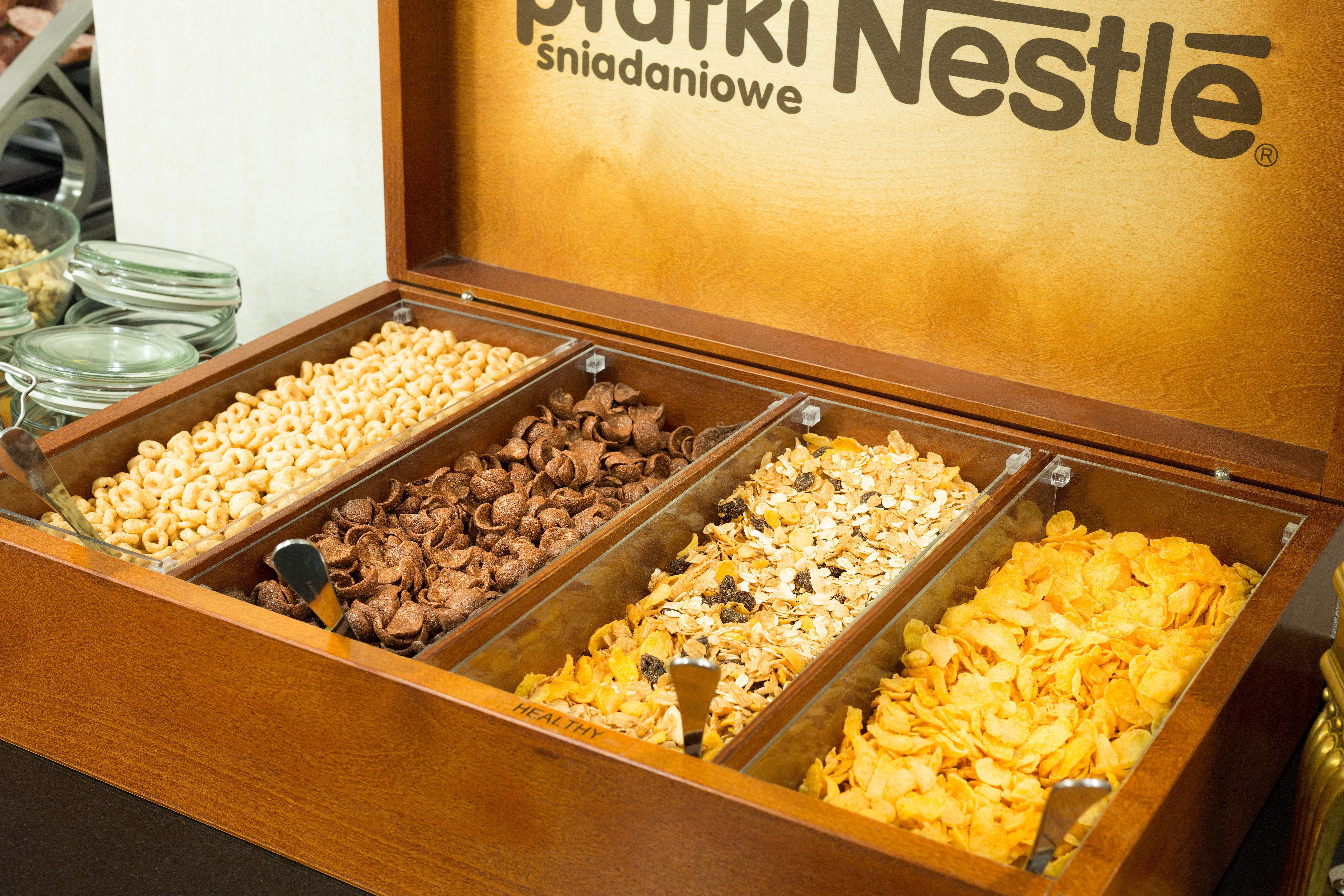 홀리데이 인 크라쿠프 시티 센터 외부 사진 A selection of Nestlé's various cereal brands