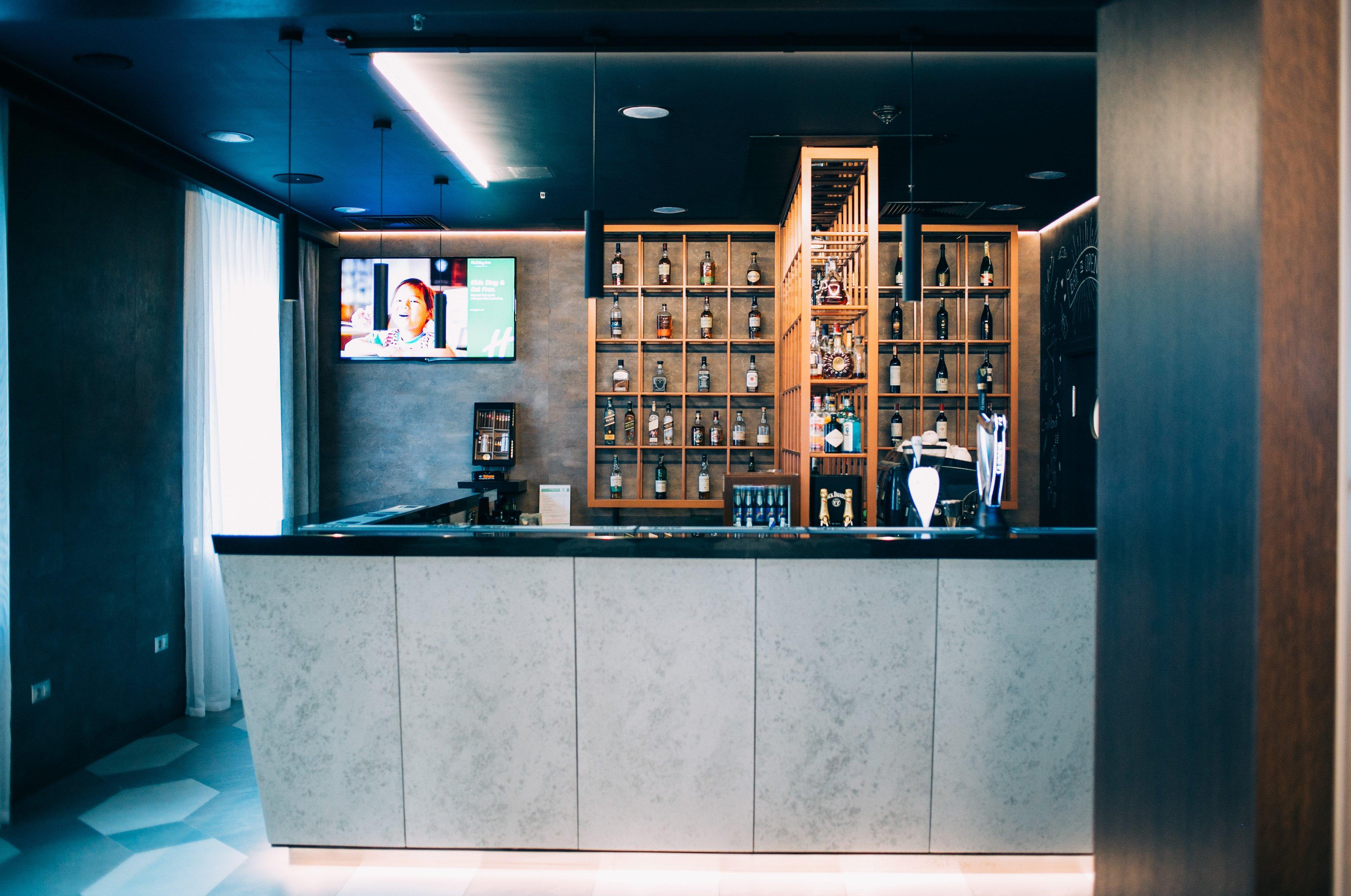 홀리데이 인 크라쿠프 시티 센터 외부 사진 The bar at the lounge