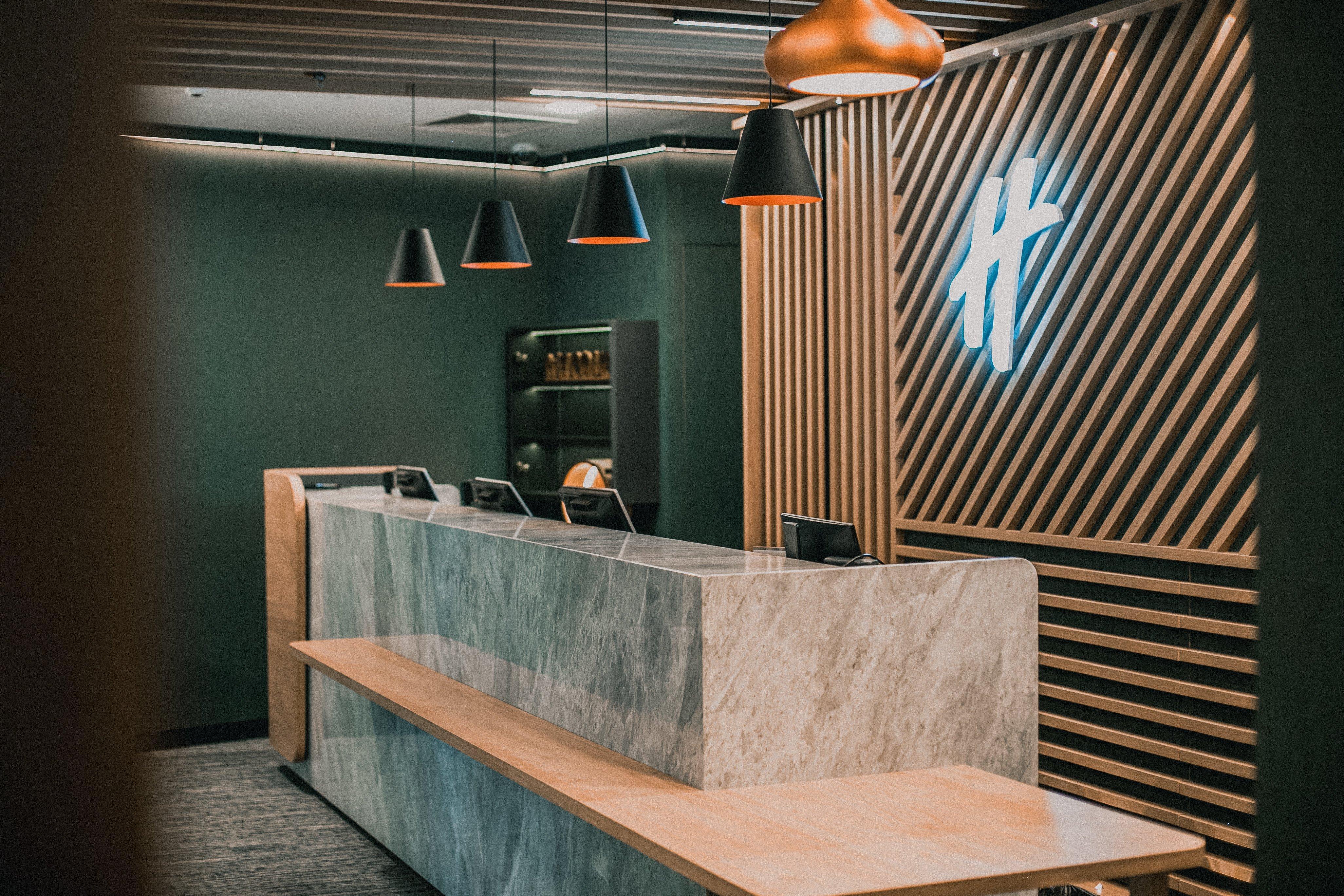 홀리데이 인 크라쿠프 시티 센터 외부 사진 Reception desk at the hotel