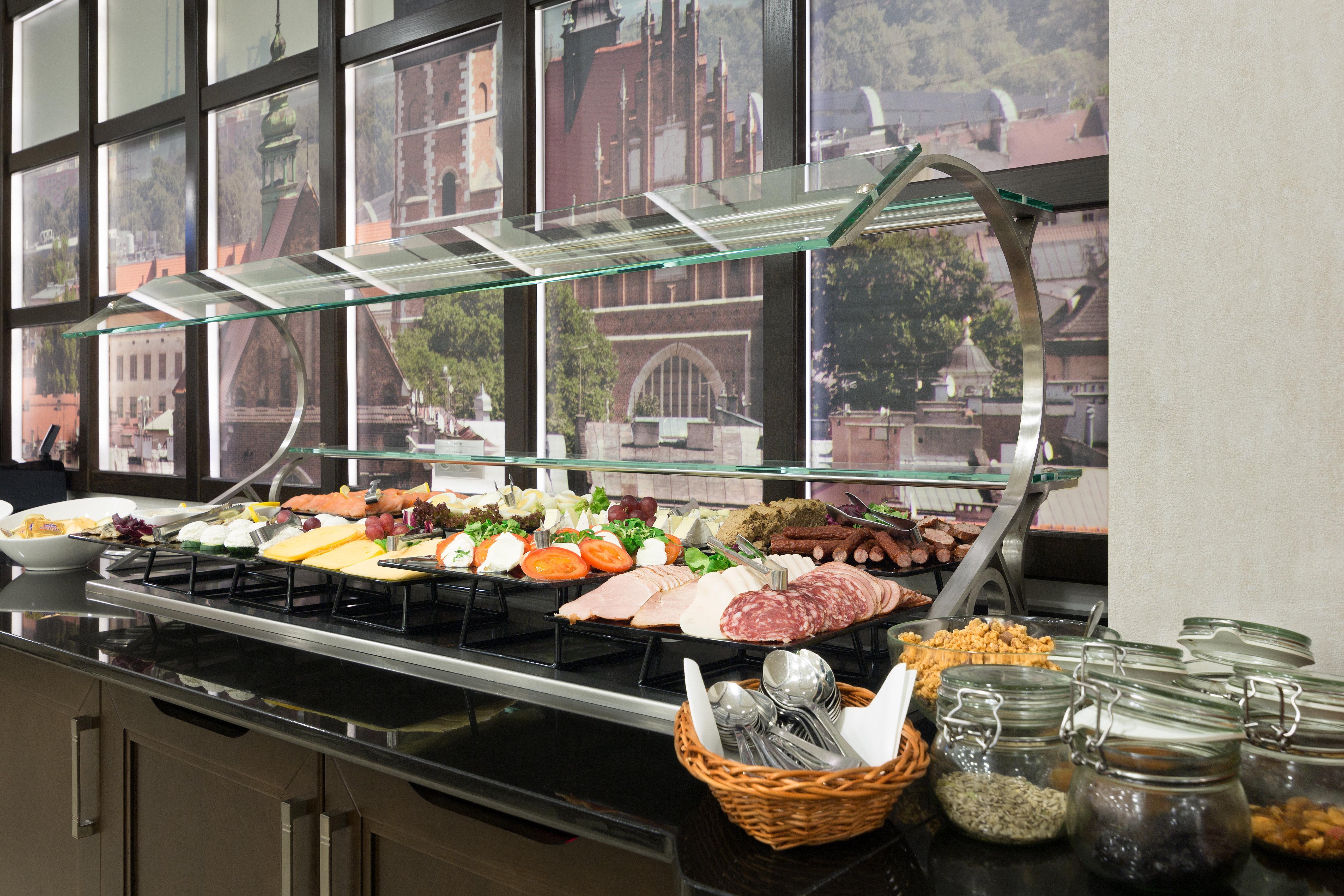 홀리데이 인 크라쿠프 시티 센터 외부 사진 A buffet