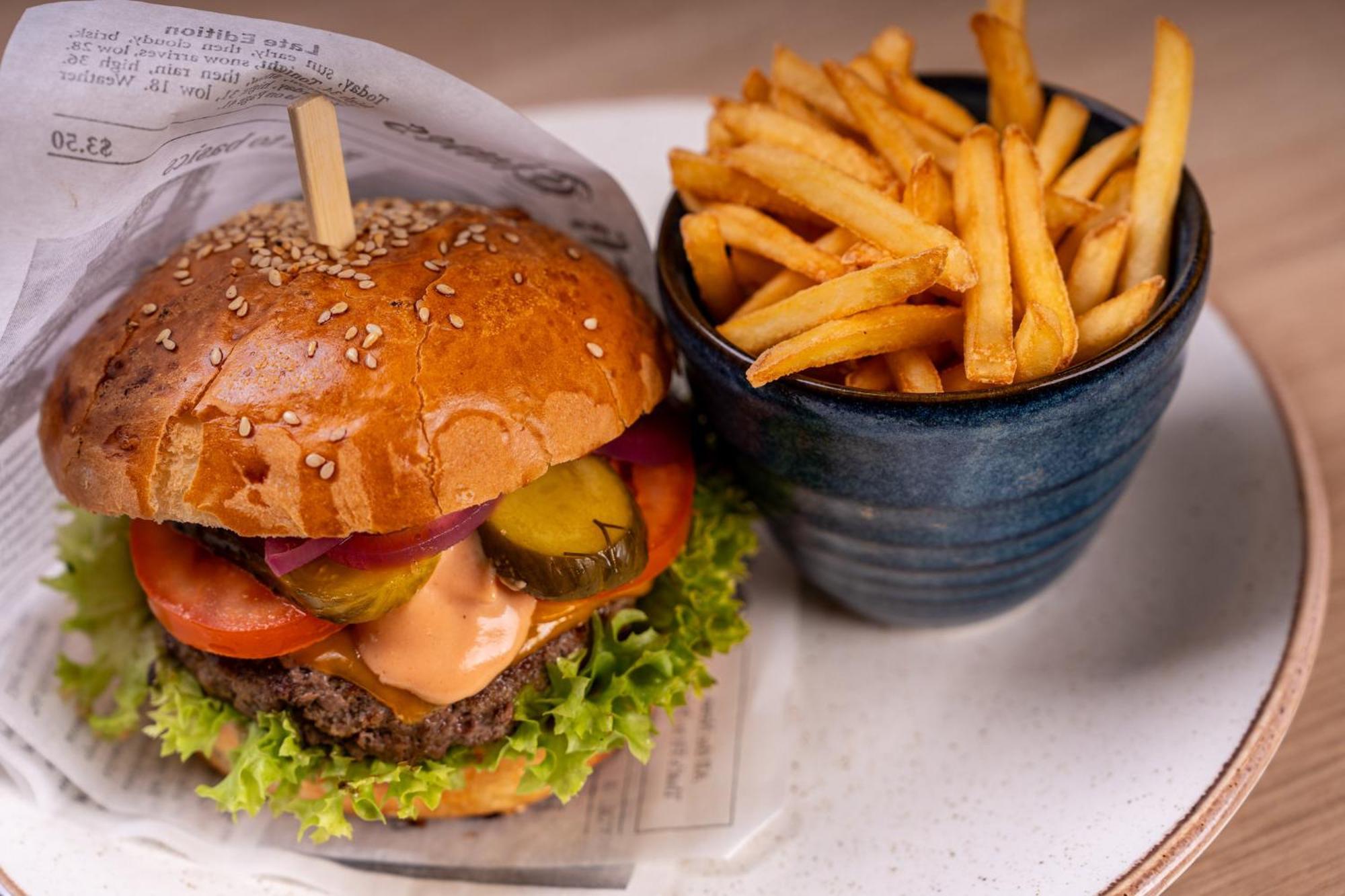 홀리데이 인 크라쿠프 시티 센터 외부 사진 A cheeseburger with chips