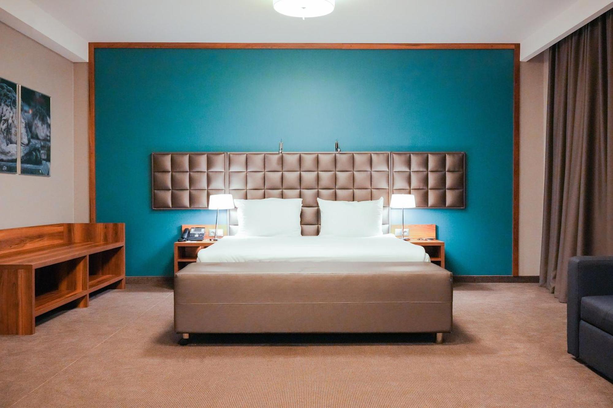 홀리데이 인 크라쿠프 시티 센터 외부 사진 A bedroom at the hotel